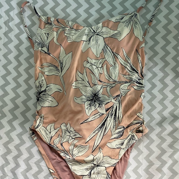 Roxy one piece - Picture 2 of 4